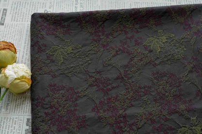 Tissu jacquard floral noir vintage : matière tissée rétro en relief, 145 cm de large