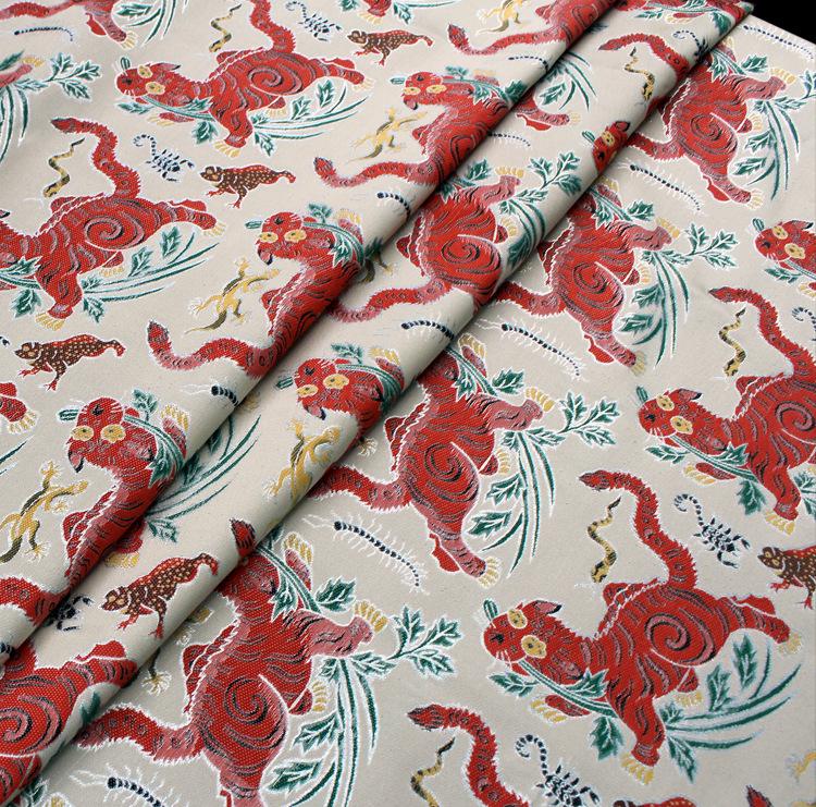 Tissu rayonne à motif tigre : motif or mongol tibétain, 147 cm de large