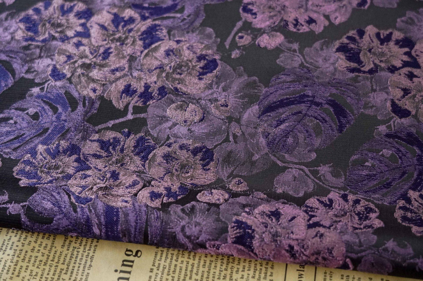 Tissu jacquard à motifs floraux violets : tissu teint en fil de 152 cm de large pour la couture et l’ameublement