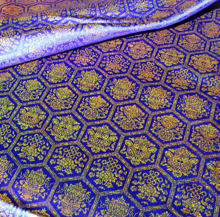 Tissu tissé or tibétain : jacquard rayonne porte-bonheur, 147 cm de large