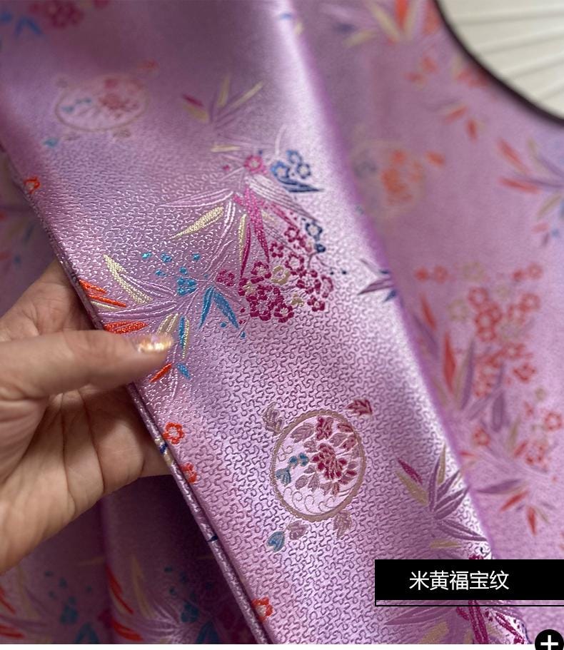 Brocart violet tissé Nishijin : Jacquard à fleurs et soie de bambou (29,5 po de largeur, vendu au mètre)