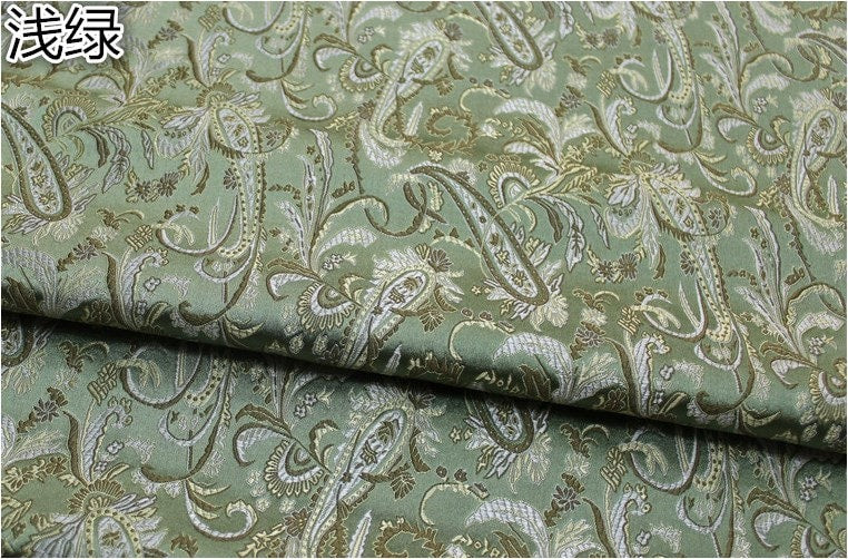 Tissu brocart à motif de plumes de paon : mélange de soie chinoise et de rayonne à fleurs magenta