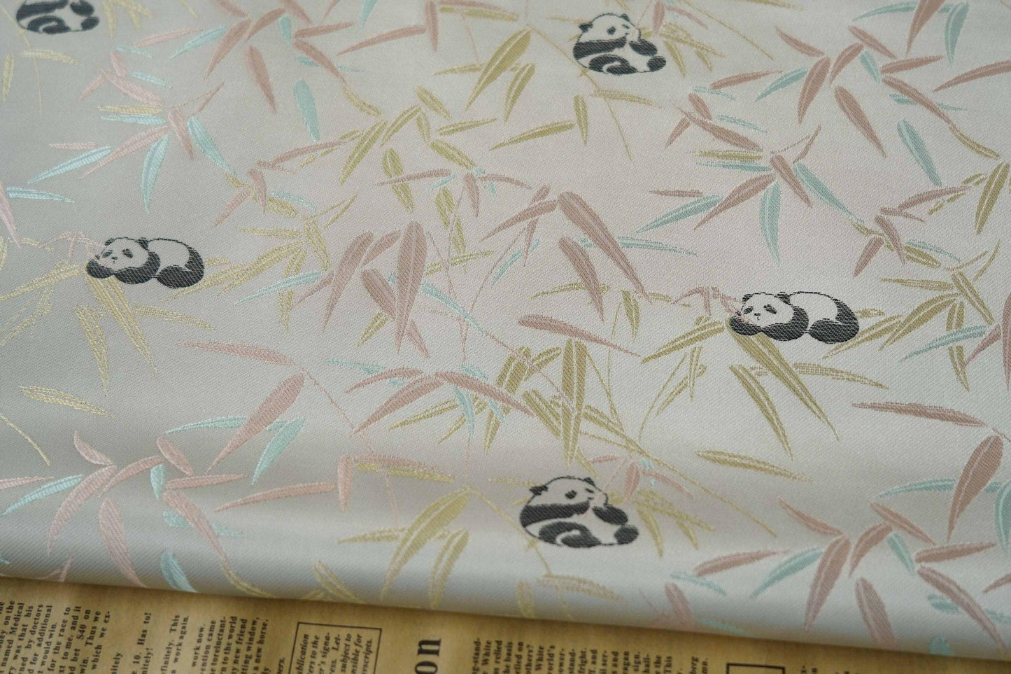 Tissu satiné brocart panda : 65 pouces de large, style couture chinoise