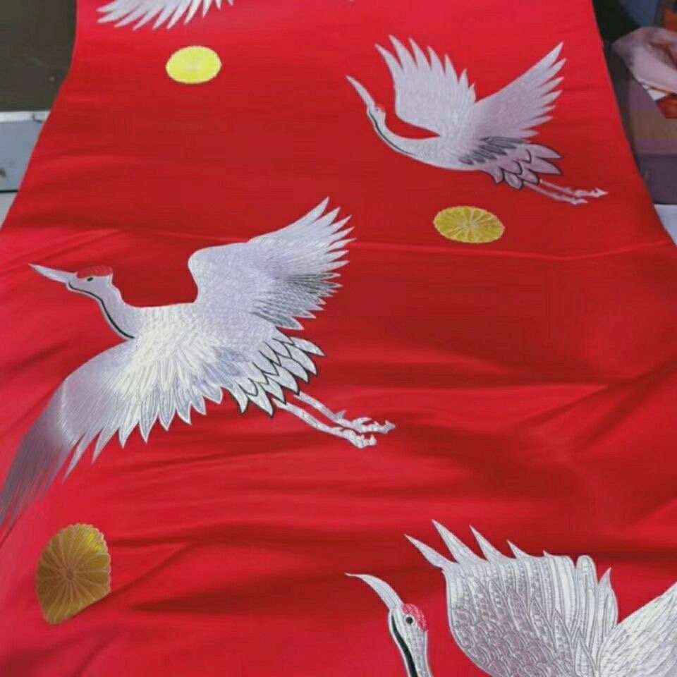 Tissu satiné damassé à motif de grues rouges : Ameublement et couture chinois (29,5 po de largeur)