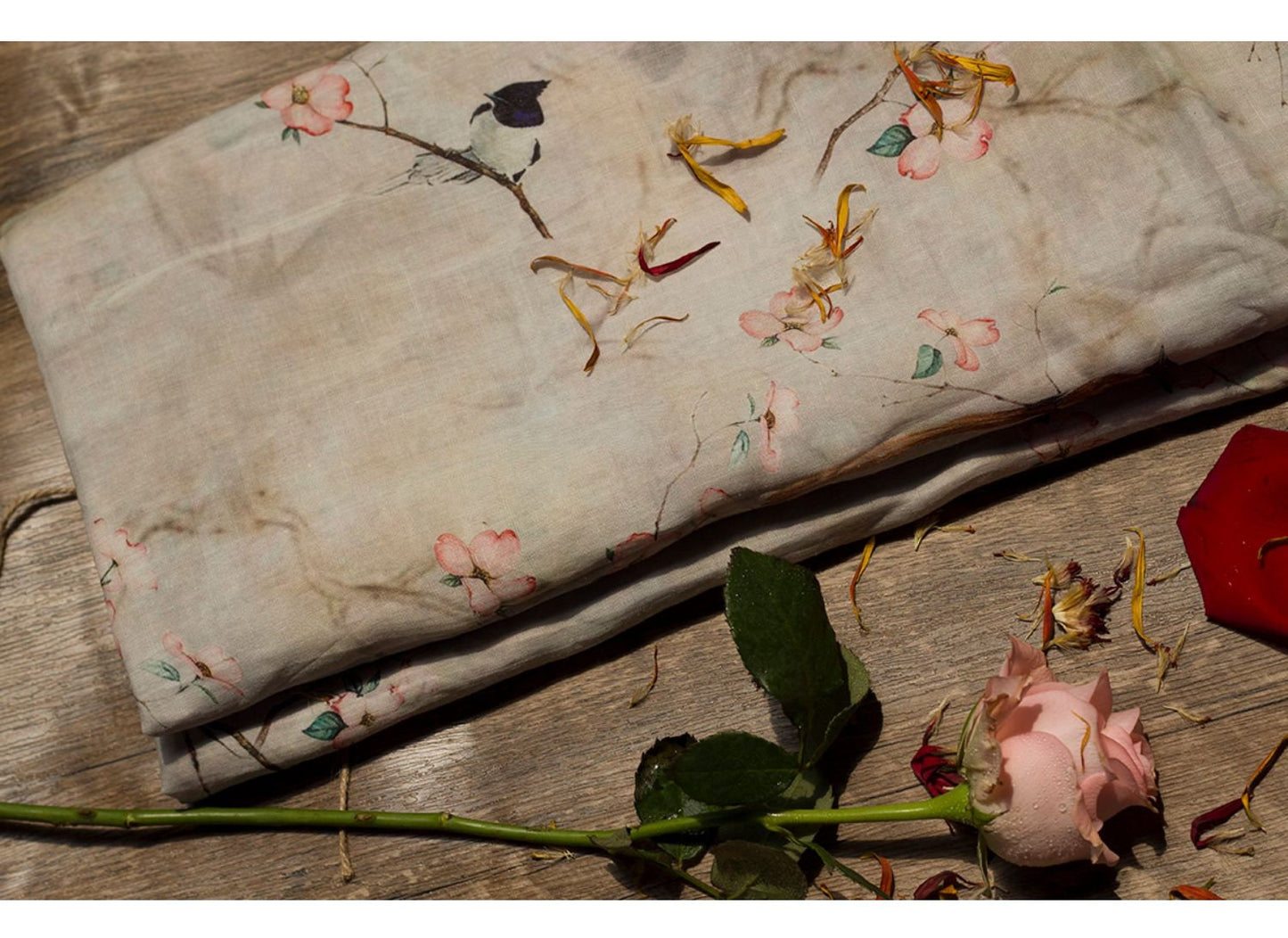 Tissu ramie au mètre : imprimé floral et oiseaux, textile doux et respirant