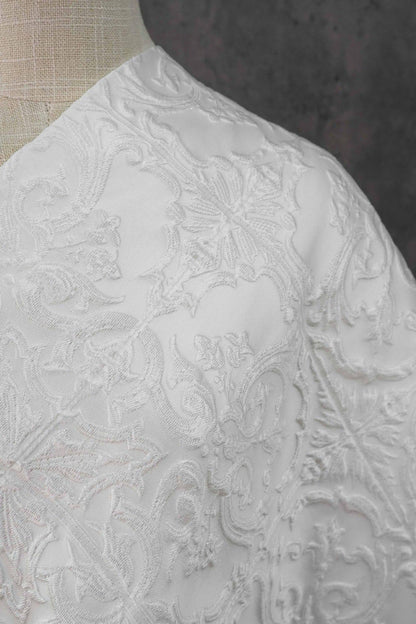 Tissu jacquard blanc pur à motif floral baroque européen en relief, largeur 55 pouces