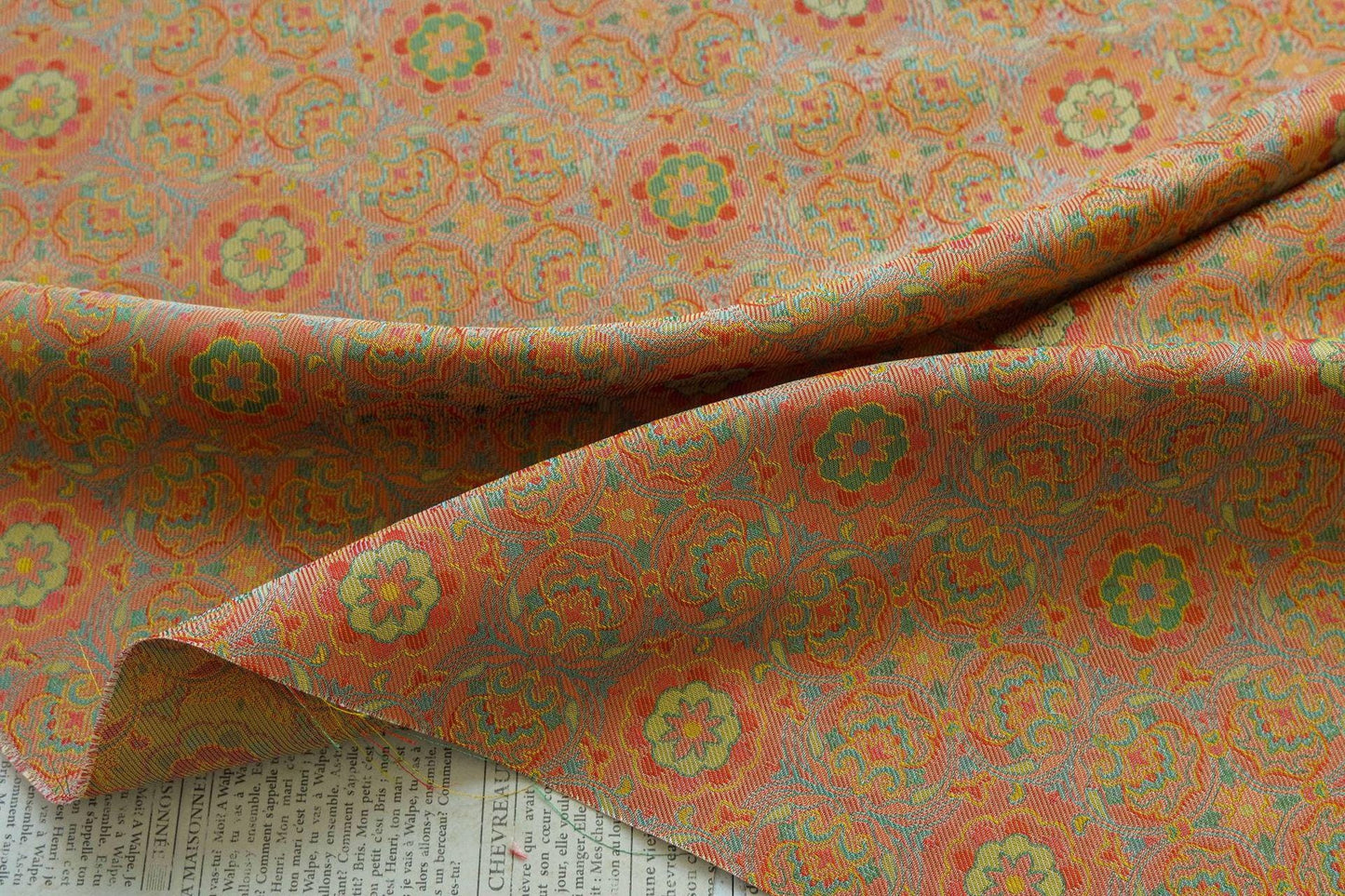 Tissu jacquard à médaillon vintage orange : fil teint à volutes arabesques, largeur 150 cm