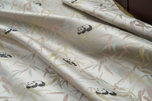 Tissu satiné brocart panda : 65 pouces de large, style couture chinoise