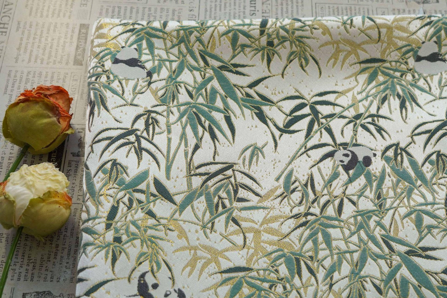 Tissu jacquard double face à motif de feuilles de bambou panda avec fils dorés, largeur 60 pouces