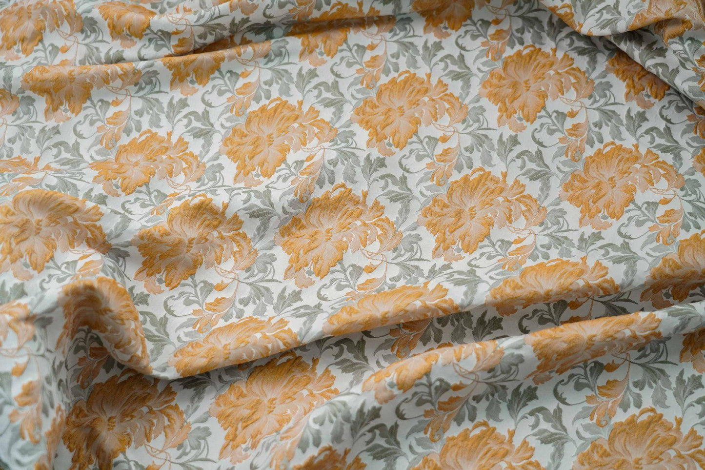 Tissu jacquard fleuri en relief : ameublement rétro, robe, rideau - 160 cm de large