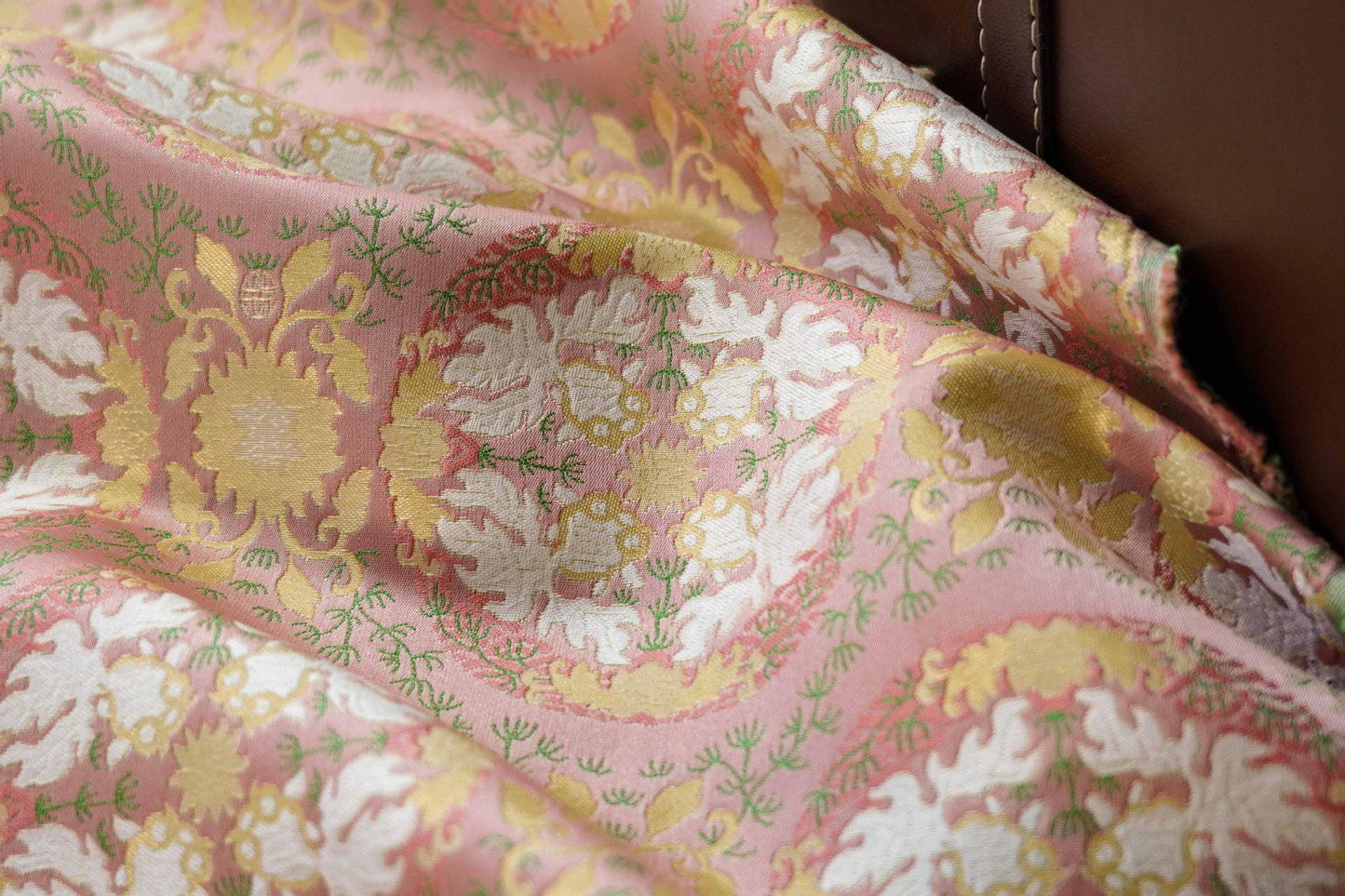 Tissu jacquard à fil doré : motif poisson et lotus en relief, largeur 140 cm