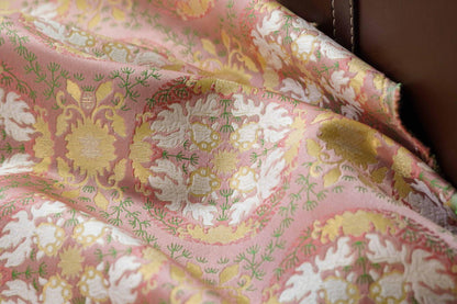 Tissu jacquard à fil doré : motif poisson et lotus en relief, largeur 140 cm