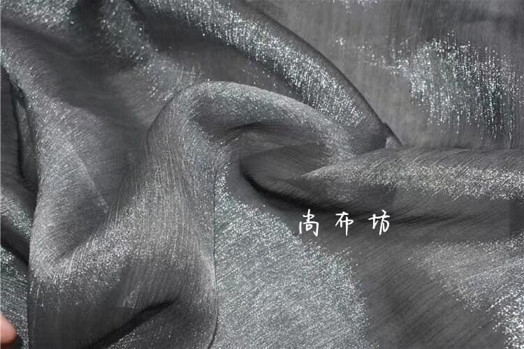 Tissu organza froissé métallisé argenté : texture 3D Gris Glacé, 150 cm de large