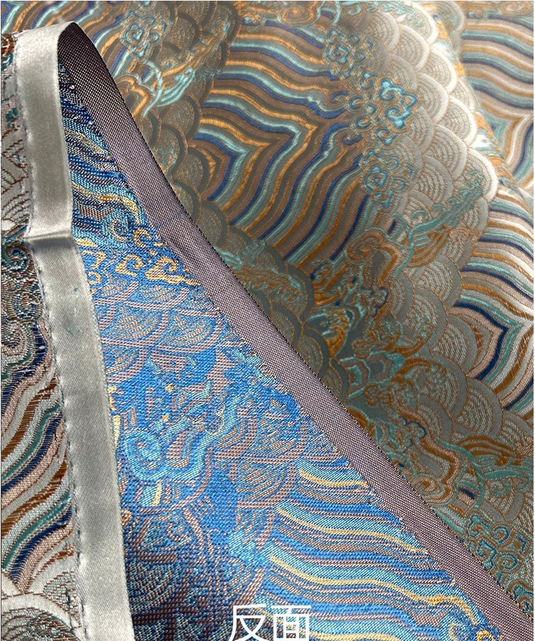 Tissu brocart à motif vagues océaniques : jacquard de rayonne de soie blanc argenté, 140 cm de large