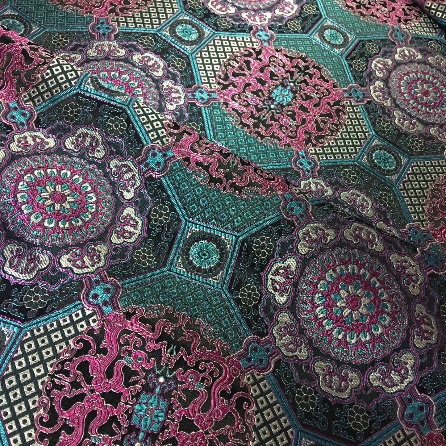 Tissu brodé Thangka : Mélange de soie et rayonne de bon augure, 75 cm de large, vendu au mètre