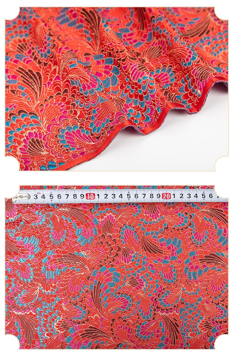 Tissu brocart à motif de plumes de paon : mélange de soie chinoise et de rayonne à fleurs magenta