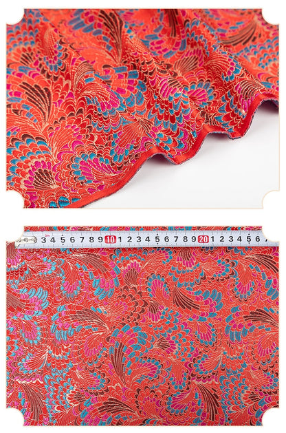 Tissu brocart à motif de plumes de paon : mélange de soie chinoise et de rayonne à fleurs magenta