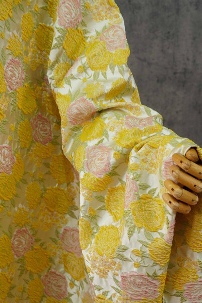 Tissu jacquard à roses en relief « Revêtement floral style campagne française » Large