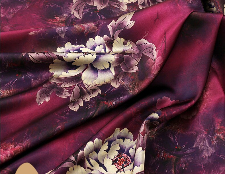 Tissu satiné en soie à motif floral thé : motif ancien, 150 cm de large