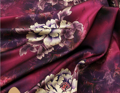 Tissu satiné en soie à motif floral thé : motif ancien, 150 cm de large