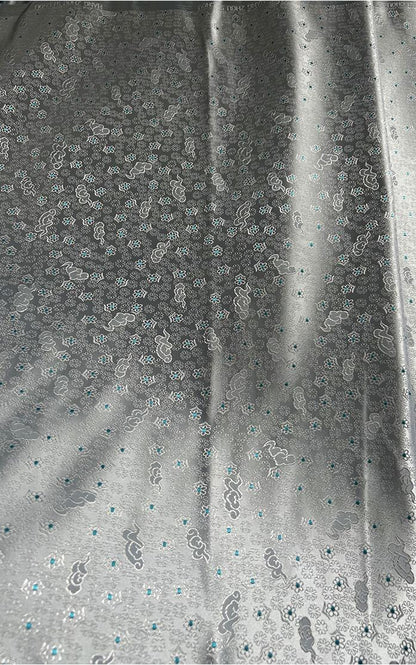 Tissu brocart Nishijin-ori : mélange de soie gris argenté pour kimono japonais