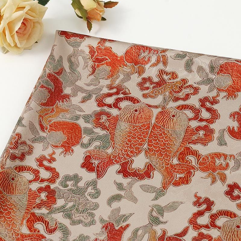 Tissu satin de soie à motif de thé Double Fish : 150 cm de large. Idéal pour l'ameublement, les costumes et les cheongsams.