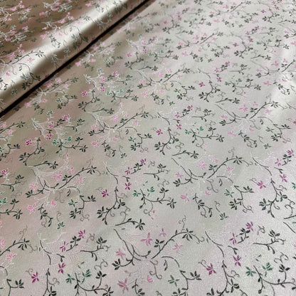 Tissu brocart à motifs floraux : Jacquard or pâle, tissu pour cheongsam qipao