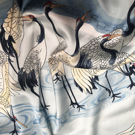 Tissu satiné imprimé grues bleues : mélange doux de polyester et de rayonne, 150 cm de large