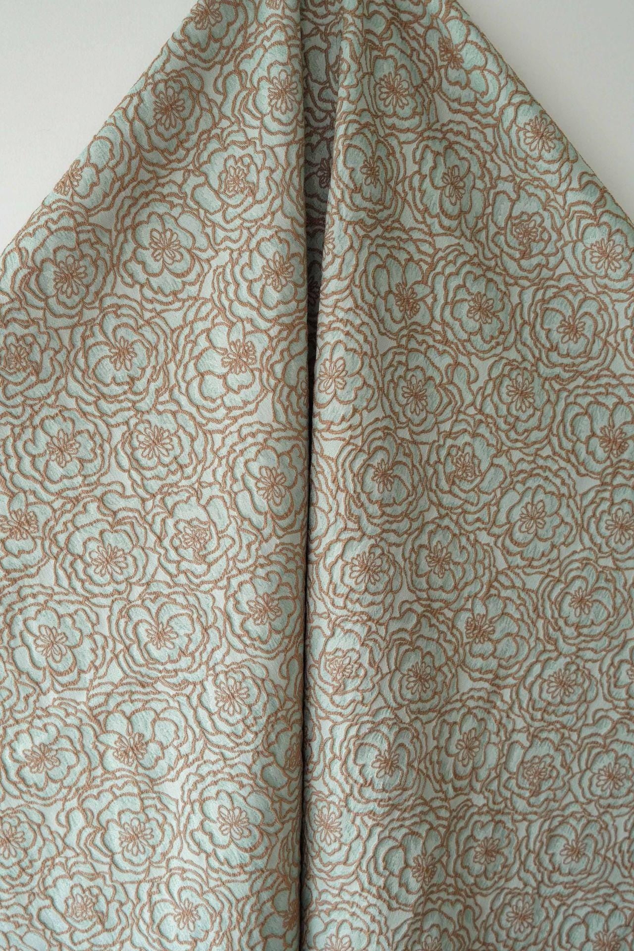 Tissu jacquard floral à fil doré : ameublement 3D, costumes et couture - 140 cm de large