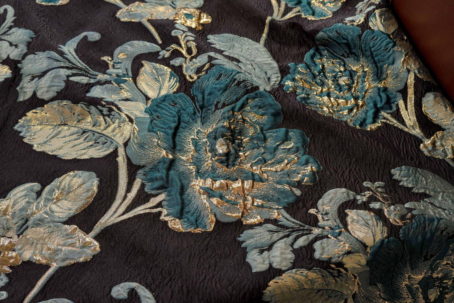 Tissu jacquard floral vintage ��� Métallisé en relief 3D 3"W