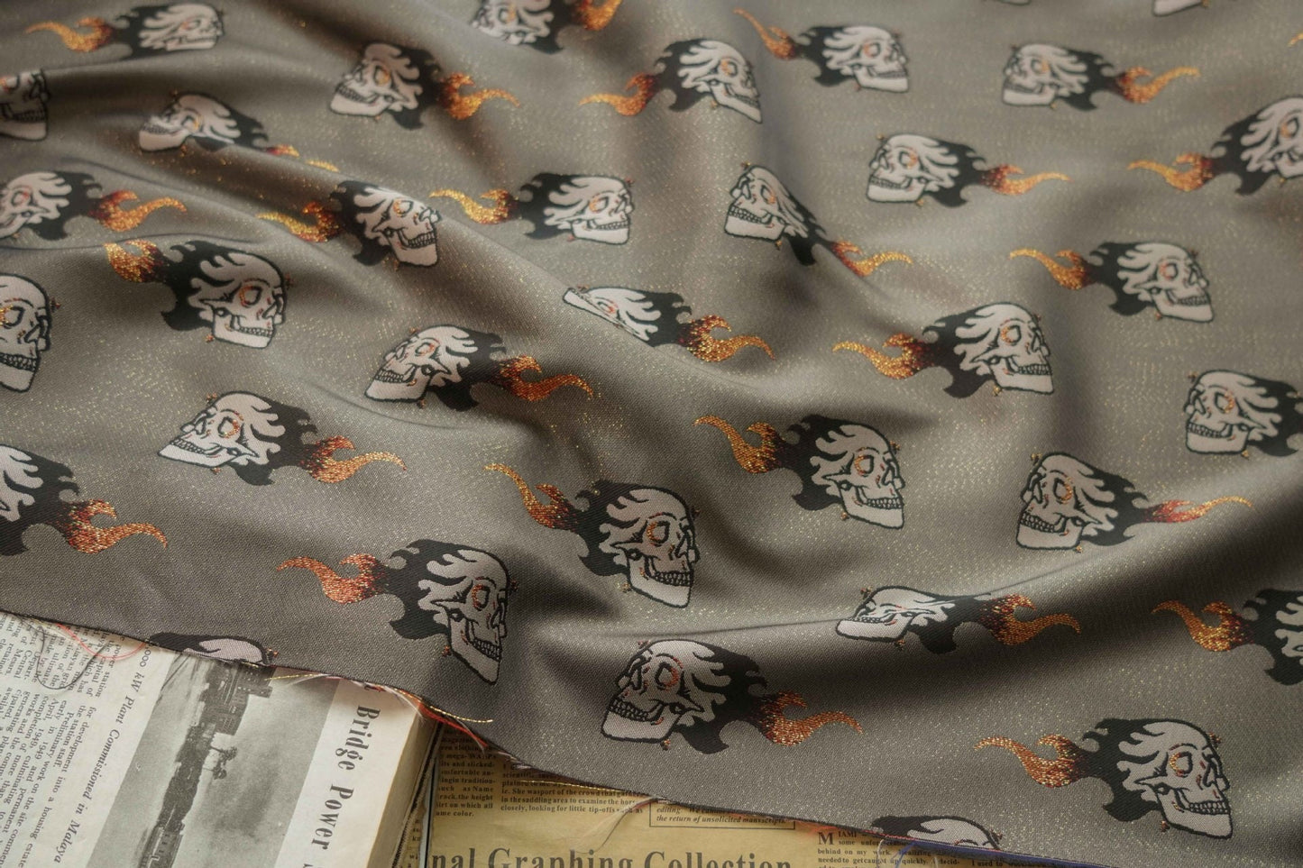 Tissu jacquard à fils d'or : matériau pour costume de squelette d'Halloween
