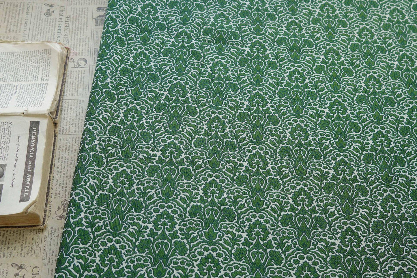 Tissu jacquard tissé à motif floral vert : réversible, pour ameublement, costumes, kimonos - 140 cm de large