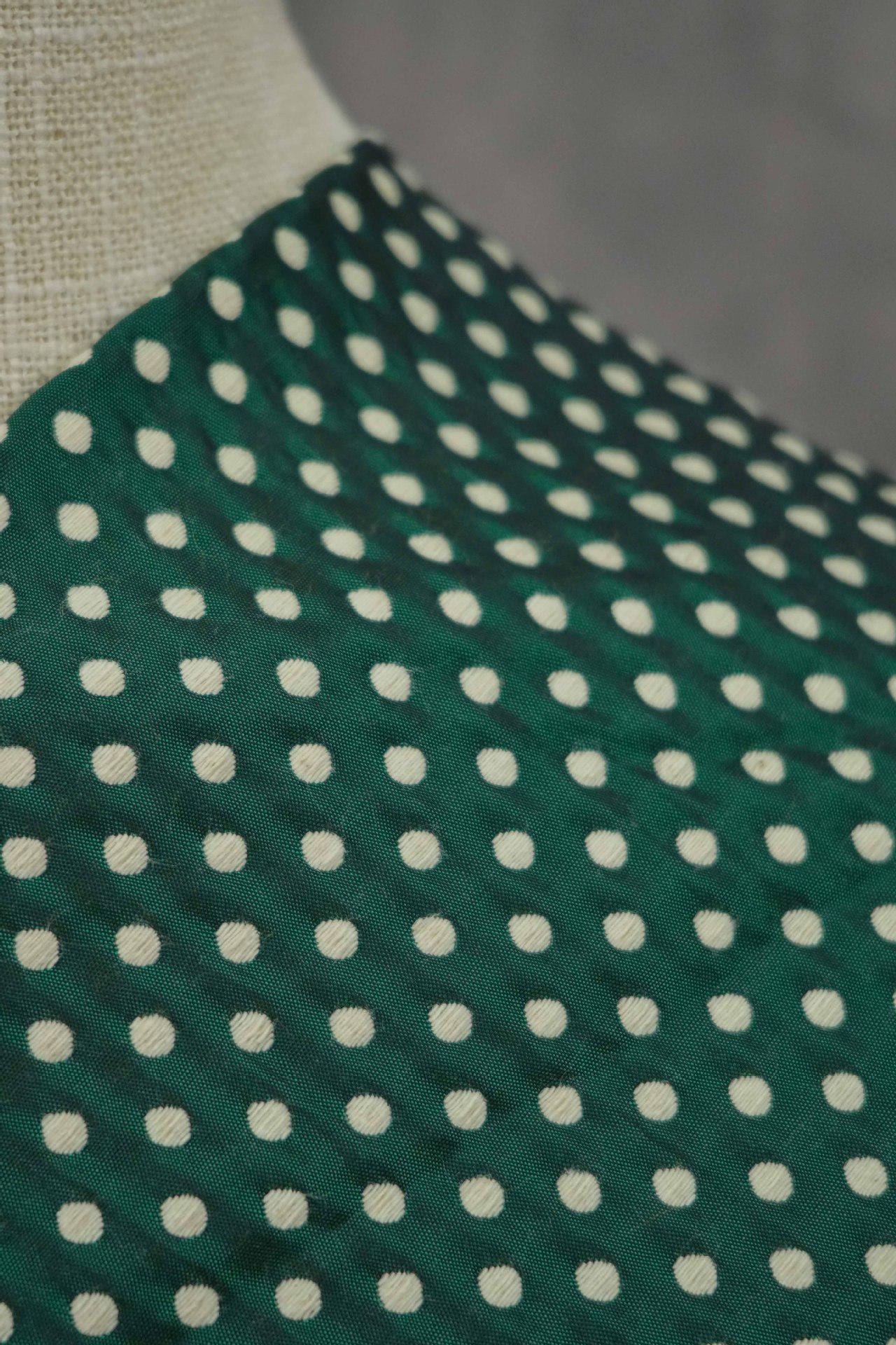 Tissu jacquard réversible : pois verts et blancs, 165 cm de large