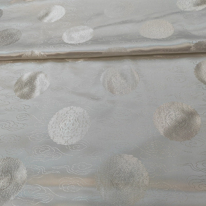 Tissu brocart floral métallisé blanc : rayonne de 114 cm de large, vendu au mètre