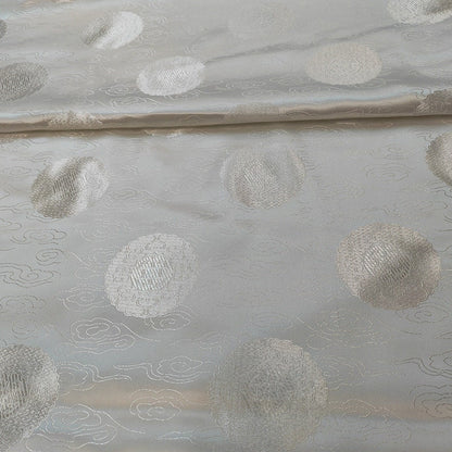 Tissu brocart floral métallisé blanc : rayonne de 114 cm de large, vendu au mètre