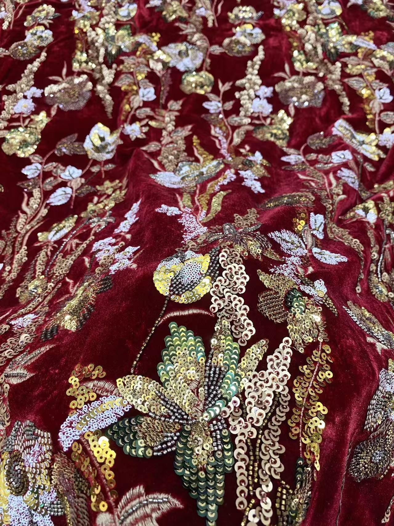 Tissu velours brodé à motifs floraux ���� Paillettes et perles" large