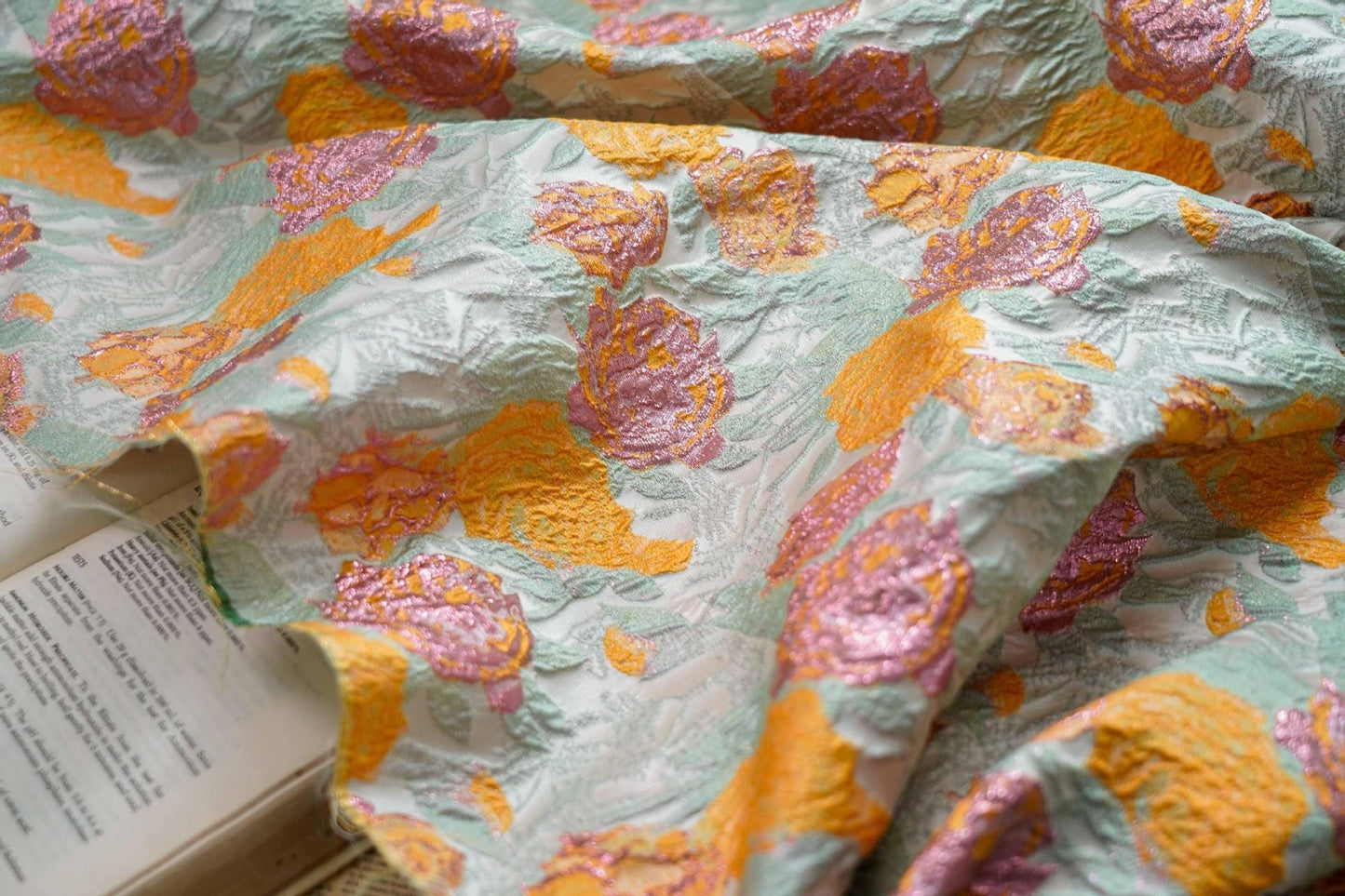 Tissu jacquard à motif floral et fils d'or : texture peinture à l'huile 3D, largeur 140 cm