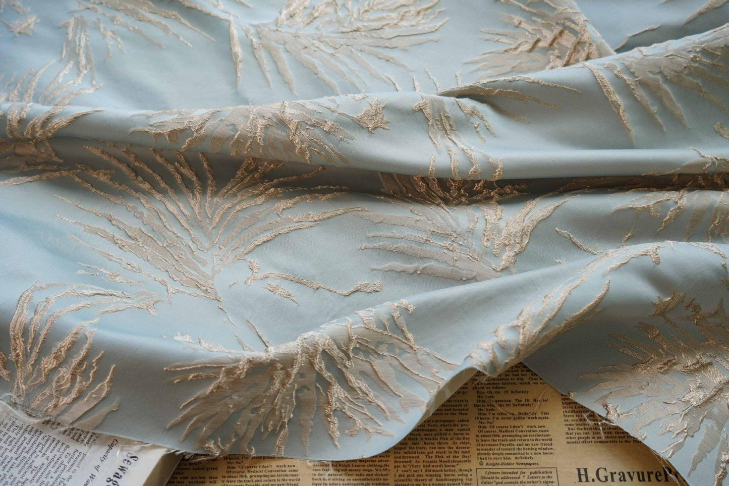 Tissu jacquard brodé : 140 cm de large, motif floral en fil d'or