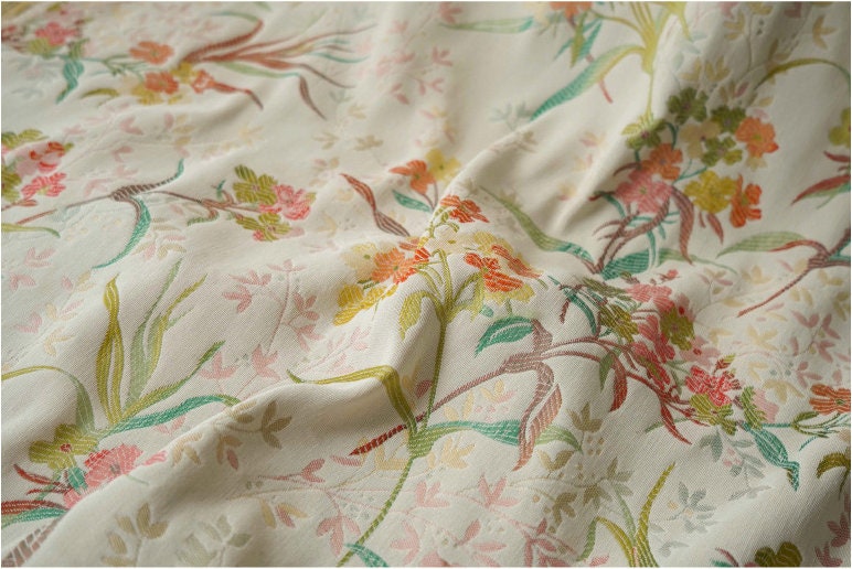Tissu brocart de soie à motif floral : mélange polyester-rayonne de 160 cm de large