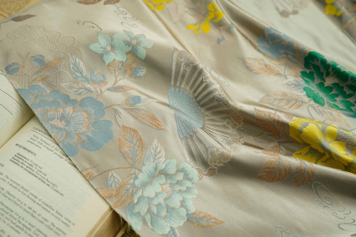 Tissu Rayon Peony Nishijin : Brocart floral japonais, 150 cm de large