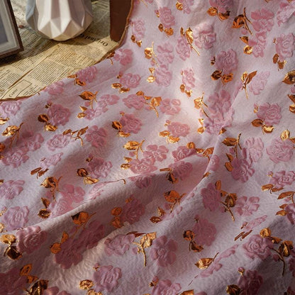Tissu jacquard floral rose et or : tissu de créateur de 140 cm de large