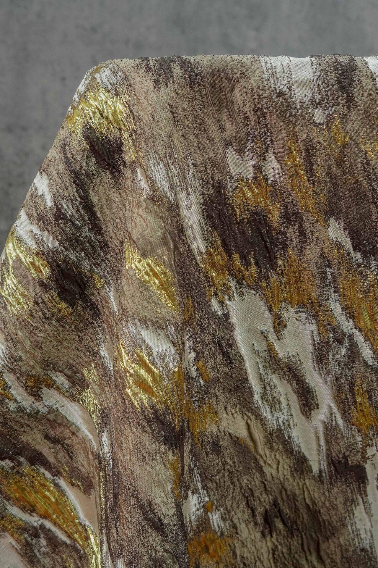 Tissu jacquard de luxe à motif écorce d'arbre en relief avec fils dorés, largeur 55 pouces