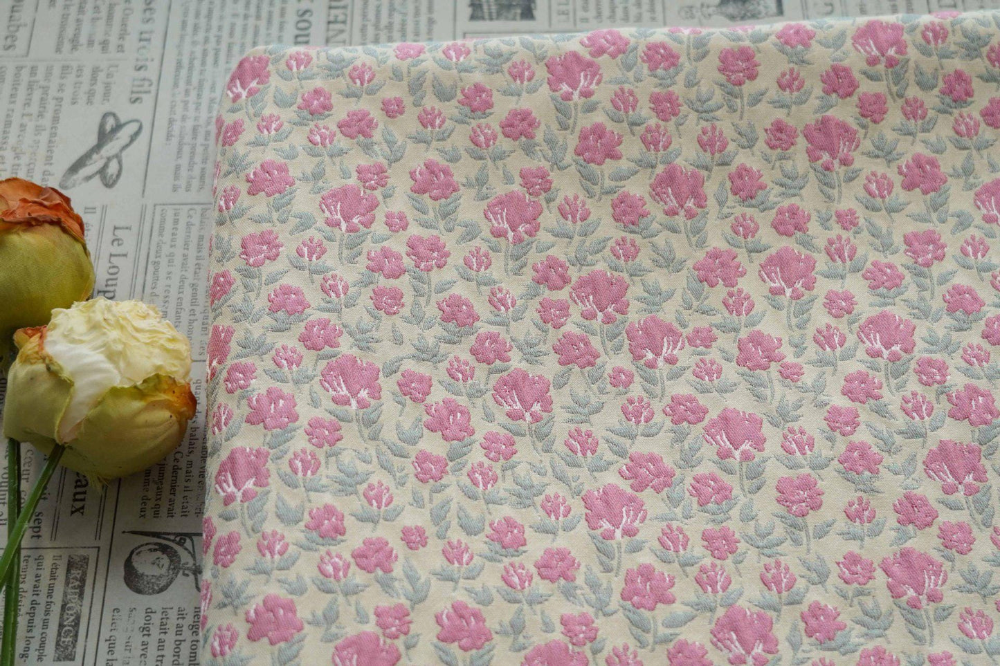 Tissu d'ameublement et de confection de robes jacquard à petits motifs floraux roses en relief, style champêtre, largeur 61 pouces