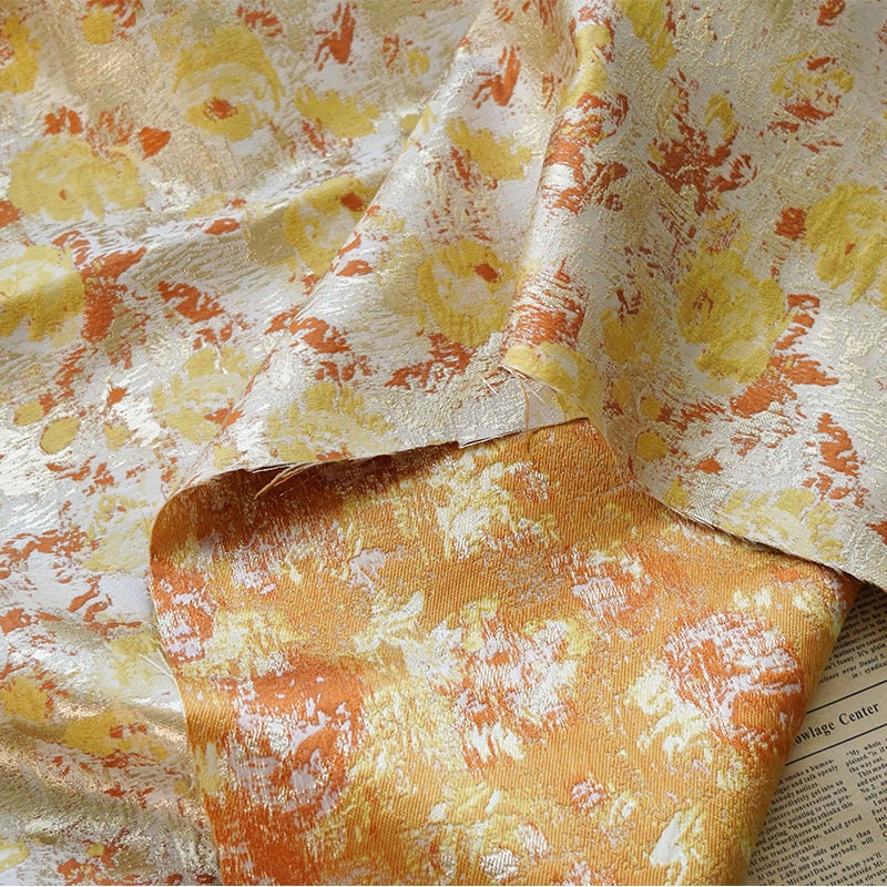 Tissu jacquard à motif floral : style peinture à l’huile douce, accents dorés, largeur 145 cm