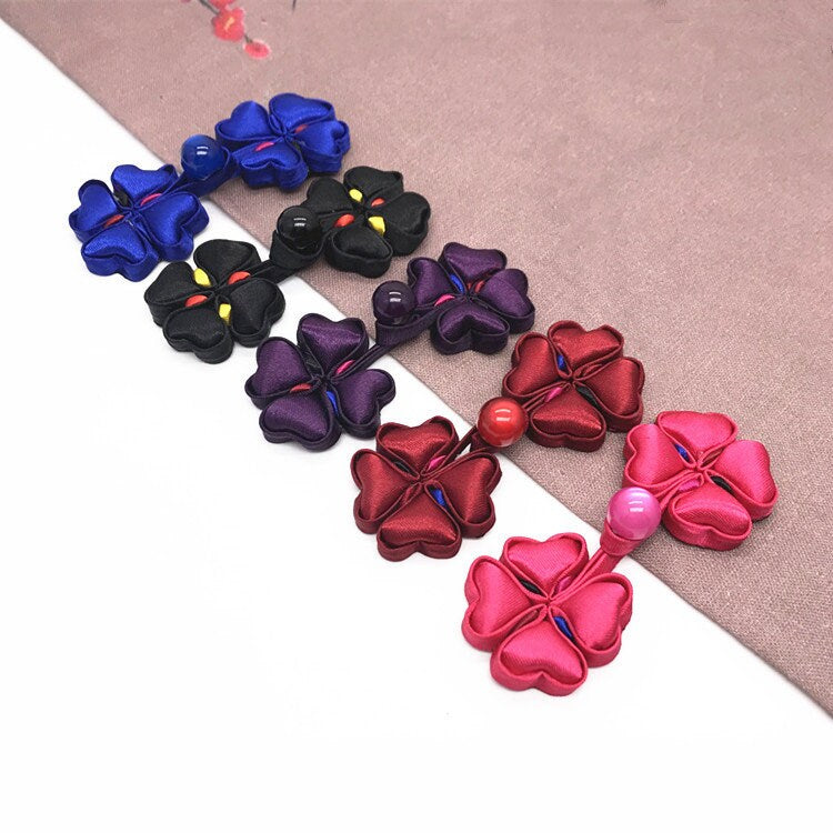 Boutons de couture en satin à motif trèfle à quatre feuilles : nœuds décoratifs pour cheongsam
