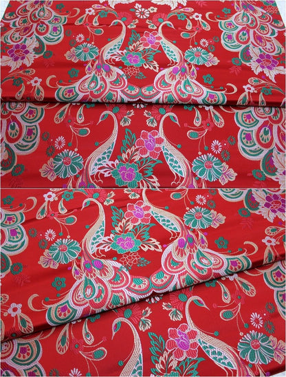 Tissu brocart paon rouge : mélange de soie chinoise et de rayonne, pour l’ameublement et la couture, vendu au mètre.