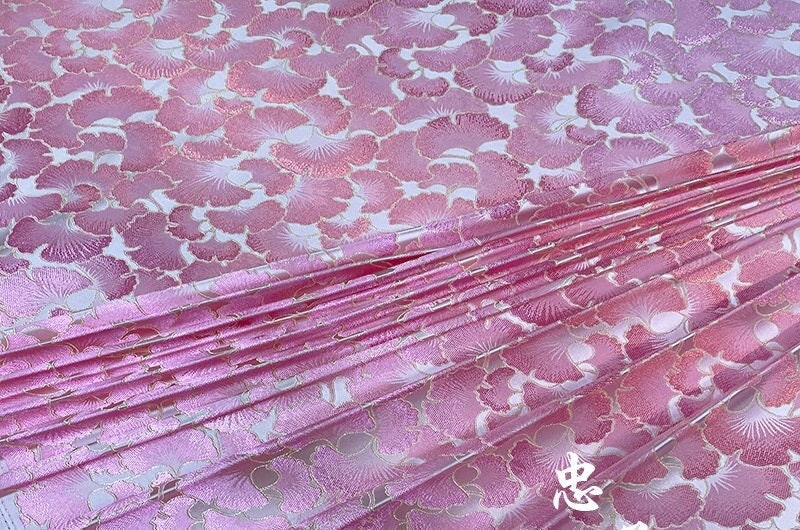 Tissu brocart rose Ginkgo Biloba : damas tissé réversible, 1 mètre