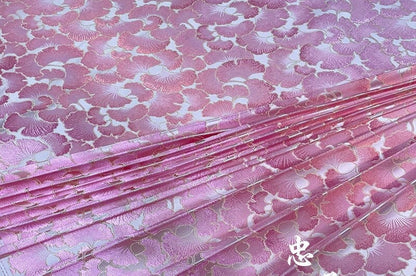 Tissu brocart rose Ginkgo Biloba : damas tissé réversible, 1 mètre