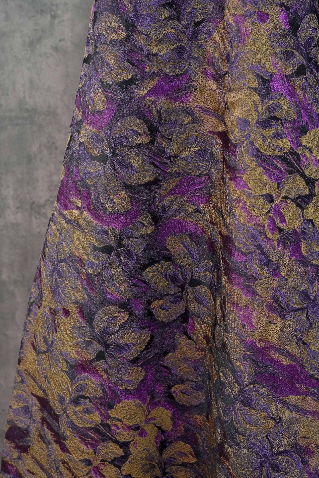 Tissu jacquard à motif floral : fil de rayonne doré, largeur 160 cm, pour matelassage d’ameublement