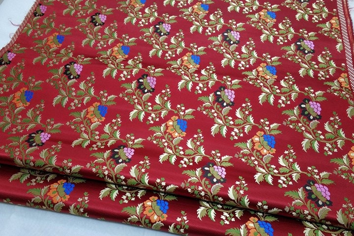Tissu brocart à motifs floraux rouges : 25 % soie et rayonne, largeur : 74 cm